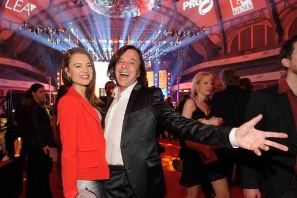 Jürgen hat bereits einige Konzerte aufgrund seines gesundheitlichen Zustands abgesagt. Auch seine Familie ist besorgt um ihn. Jürgen Drews Jolina Drews Bronchitis