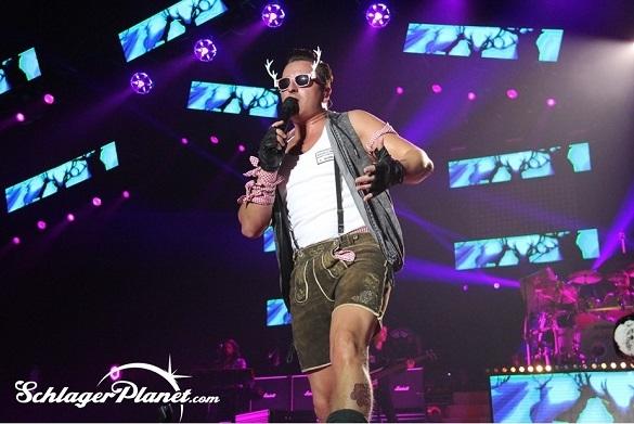 Charity United versteigert mit Andreas Gabalier bis zum 27. November zwei VIP-Tickets für das Open-Air Konzert 2017. Der Erlös geht an den Deutschen Kinderschutzverbund e.V. Andreas Gabalier Open-Air Konzert