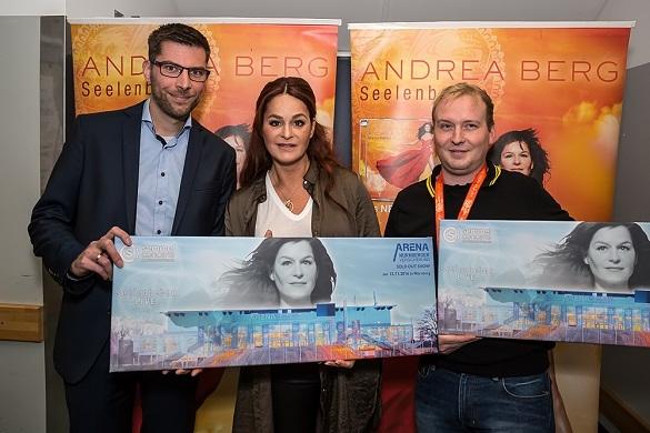 Am Samstag wurden Andrea Berg und Veranstalter Dominik Pilhof (rechts) vom Marketingleiter Oliver Dürrbeck mit dem Sold Out Award ausgezeichnet. Das Konzert war restlos ausverkauft. Sold Out Award Andrea Berg Nürnberg