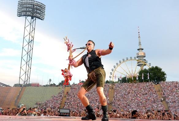 Andreas Gabalier konnte 2016 alle Rekorde brechen. Auch 2017 will er nochmal so richtig durchstarten. Andreas Gabalier Olympiastadion