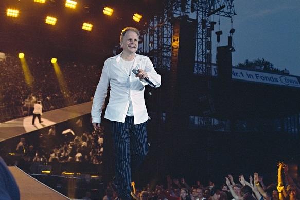 Herbert Grönemeyer versteht sich darauf, die Konzerthallen zu füllen. Für sein neues Live-Album gab er zwei Konzerte in seiner Heimatstadt Bochum. Herbert Grönemeyer Album Live