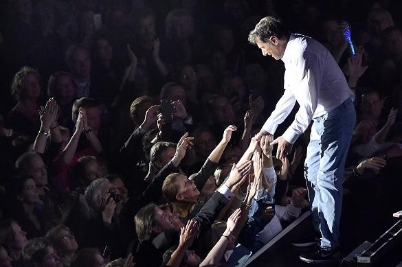 Zwei Jahre nach seinem Tod bewegt Udo Jürgens immer noch tausende Fans. Seine neue CD ist ein Tribut an den Jahrhundertkünstler. Udo Jürgens neues Album Merci Udo