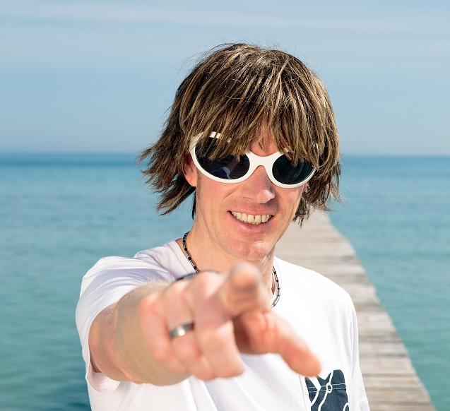 Eine echte Party-Kanone! Bereits seit 1998 steht Mickie Krause auf den Bühnen von Mallorca und bringt seitdem jede Party zum Kochen. Mickie Krause Single 2017