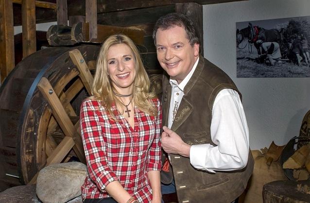 Ein tolles Duo! Stefanie Hertel und Arnulf Prasch sind die geborenen Gastgeber und führen gekonnt unterhaltsam durch das Abend-Programm. winter open air 2017