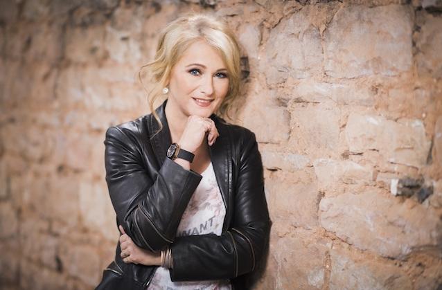 Nicole blickt 35 Jahre nach ihrem ESC-Sieg mit "Ein bisschen Frieden" zurück auf den legendären Wettbewerb. Nicole ESC 12 Punkte neues Album
