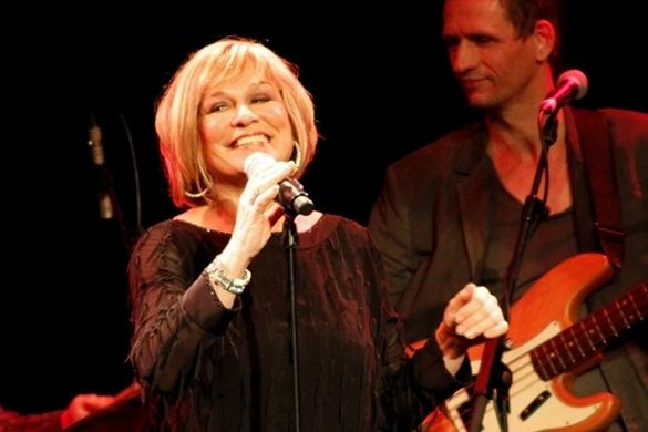 Mit der aktuellen Single bewegen sich Mary Roos' Beine im Disco-Beat. Ganz wie in alten Zeiten. Mary Roos Discozeitmaschine