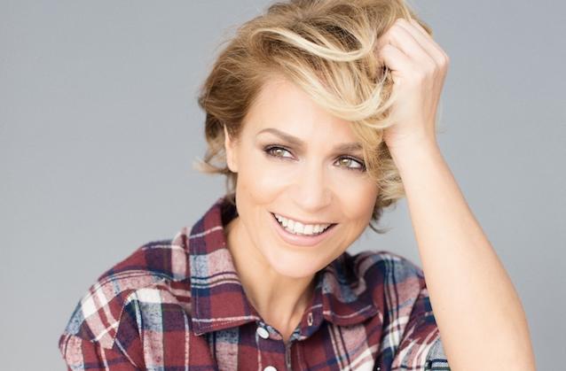 Michelle sieht auf das Ende ihrer Tournee mit einem weinenden und einem lachenden Auge. 29 Auftritte liegen dann hinter ihr und ihrer Band. Michelle Tour DSDS Interview