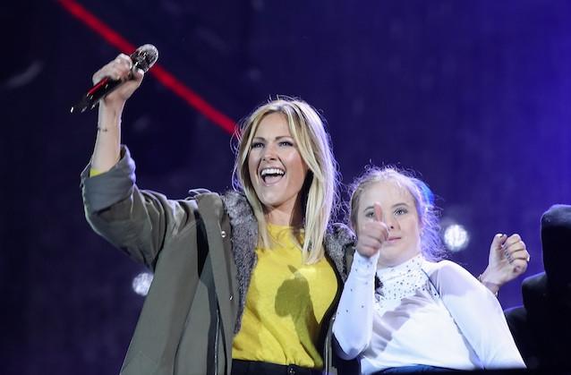 Helene Fischer stellte bei der Eröffnung der Special Olympics in Schladming ihren neuen Song "Fighter" vor. Hier umarmt sie gerade die Teilnehmerin Maria Naber auf der Bühne. Helene Fischer neuer Song Fighter