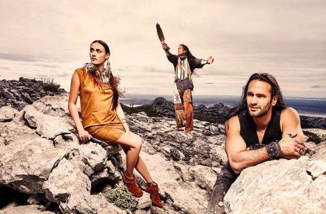 Sasha di Capri: Das ist auch die Botschaft der Native Americans und ihrer spirituellen Gesetze: Alles passiert aus einem bestimmten Grund. Wenn es passiert, dann ist es dein Schicksal. Story of Dakota Ein ewiger Kreis Musik Indianer