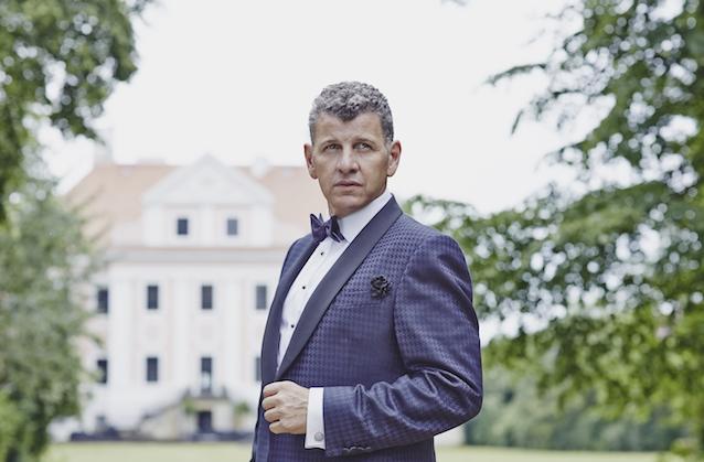 Semino Rossi ist einer der erfolgreichsten deutschsprachigen Sänger. Seit seinem Debüt im Jahr 2003 hat er so gut wie alles erreicht: Vier seiner Alben erreichten bislang Platz 1 in den österreichischen Albumcharts, eins davon auch in Deutschland, jedes wurde mindestens mit Gold ausgezeichnet (die meisten mit Platin, Triple-Gold oder Doppel-Platin); er erhielt den ECHO, den Amadeus, die Goldene Stimmgabel, die Eins der Besten und die Goldene Henne. Semino Rossi Wir sind im Herzen jung neue Single Album Tour