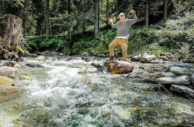 In der Natur fühlt sich DJ Ötzi sichtbar wohl. Bald will der Schlagersänger auf dem Jakobsweg wandern. DJ Ötzi neues Album Interview Von Herzen