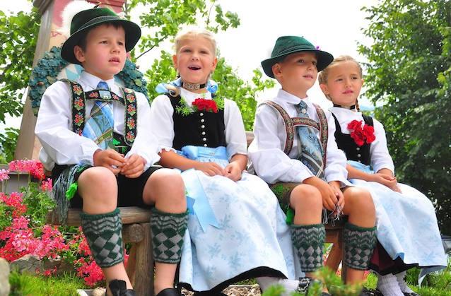 Sie sind erbitterte Gegner beim Kampf um die Moderation des "Mini-Musikantenstadls". Doch wenn die Kamera an ist, schalten Hansi und Gretl (links) sowie Seppl und Uschi blitzschnell auf professionelle Freundlichkeit um. Musikantenstadl Kinder Trachten
