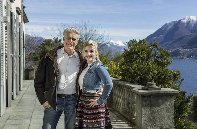 Was für eine Kulisse! Beatrice Egli und Max Moor auf der Brissago Insel vor einem atemberaubenden Bergpanorama. Beatrice Egli und Max Moor heißen am Sonntag den Frühling in der Schweiz willkommen.