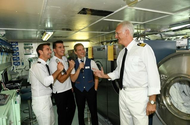 Echtes Talent findet seinen Weg! Im Schiffsrumpf werden KLUBBB3 entdeckt und sofort für die große Bühne gebucht. Harald Schmidt entdeckt KLUBBB3 auf dem "Traumschiff"!