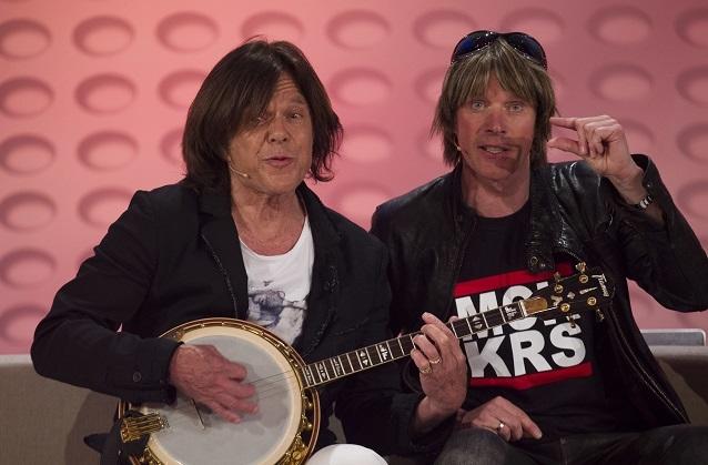 Ein Schlager-Dream-Team: Jürgen Drews am Banjo und Mickie Krause an der Gitarrentasche. Jürgen Drews und Mickie Krause machten sich Backstage für die Sendung warm.