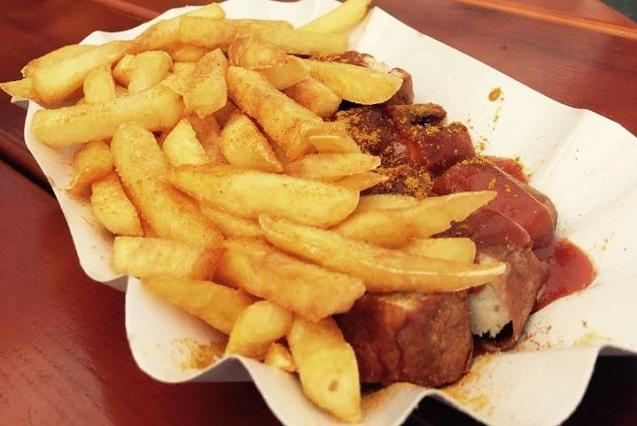 Am 2. August 2015 postete er ein Bild mit Essen, das eine leckere Portion Pommes zeigt. DJ Ötzi