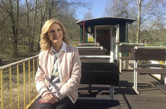 Eine echte Frühlingsreise! Uta Bresan steigt auf ihrer musikalischer Reise in die romantische Kohlebahn ein. Uta Bresan auf musikalischer Reise in der Region Altenburg.
