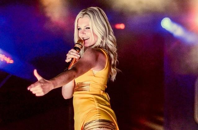 Täuschend echt! Auf der Bühne wird Victoria zu Helene Fischer. Victoria nennt sich selbst "Deutschlands Helene Fischer Double Nr. 1".