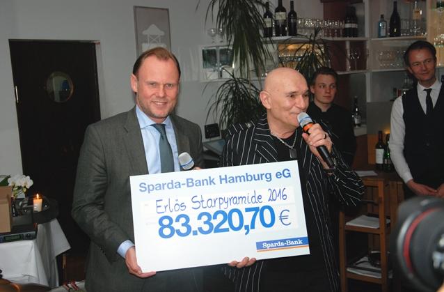 Peter Sebastian überreicht Innensenator Andy Grote den Scheck mit den Einnahmen der letztjährigen Starpyramide. Hamburgs Innensenator Andy Grote und Entertainer Peter Sebastian.