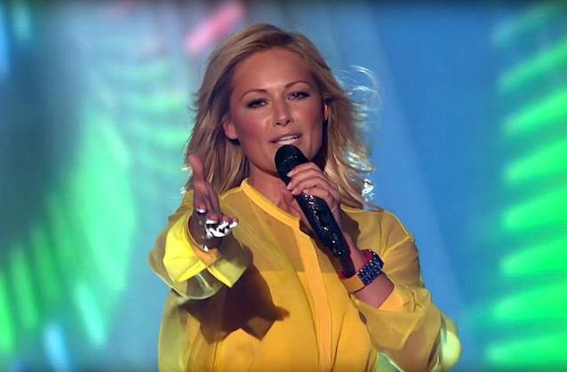 Helene Fischer im gelben Dress bei ihrem Auftritt in "Hello Again!" 2014.