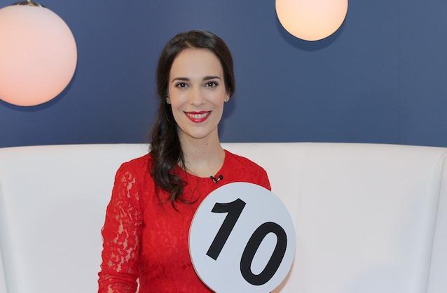 Moderatorin Alina Stiegler begrüßt als Gäste unter anderem den langjährigen ESC-Kommentator Peter Urban. Moderatorin Alina Stiegler führte durch alle vier "Songcheck"-Sendungen.