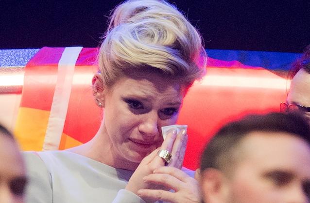 Sechs Punkte, vorletzter Platz: Eine herbe Enttäuschung für Levina, die sich so ins Zeug gelegt hatte beim ESC. Levina musste am ESC-Finalabend ihre Tränen trocknen.