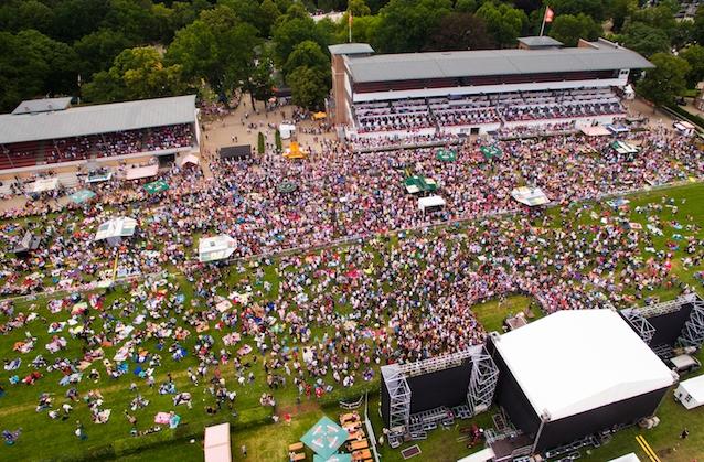 Über 20.000 Besucher waren beim letzten „radio B2 SchlagerHammer“ auf der Berliner Rennbahn Hoppegarten dabei.