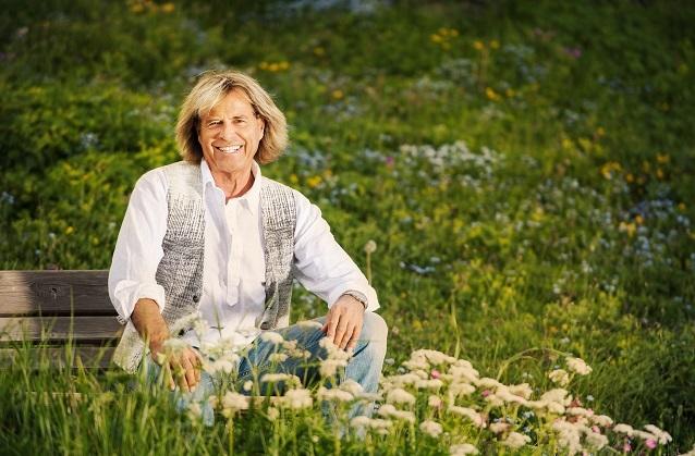 Hansi Hinterseer ist frischgebackener Opa und freut sich sicher schon darauf, selbst Geschichten vorzulesen. Hansi Hinterseer veröffentlicht ein Märchen-Buch.