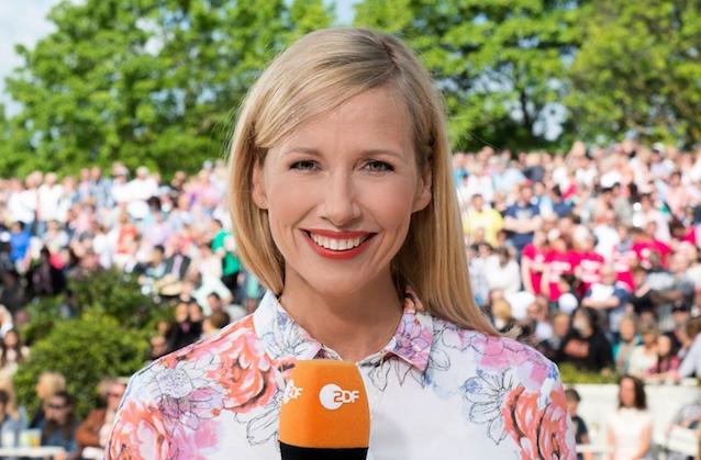 Andrea Kiewel präsentiert den „ZDF-Fernsehgarten“ zu Pfingsten gleich zwei Mal.