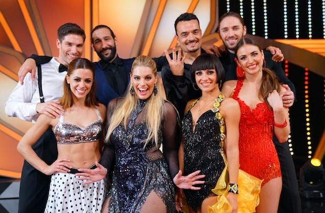 Erste Reihe: v.l. Vanessa Mai, Angelina Kirsch, Marta Arndt, Ekaterina Leonova. Hintere Reihe: Christian Polanc, Massimo Sinató, Giovanni Zarrella, Gil Ofraim. Vanessa Mai (vorne links) und ihre Mit-Tänzer bei „Let’s Dance 2017“.