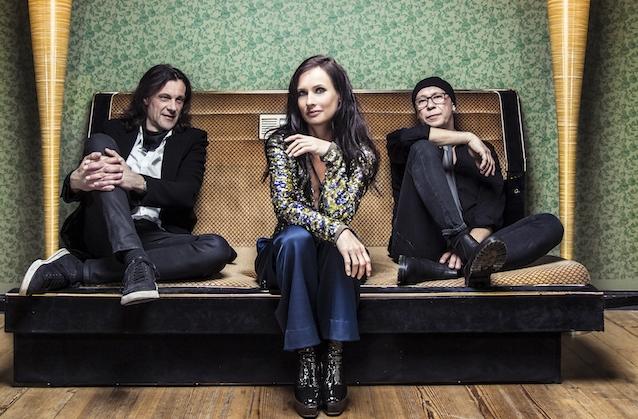 Die erste Single auf Deutsch von Bell, Book & Candle erschien am 2. Juni 2017. Bell, Book & Candle veröffentlichten am 2. Juni 2017 ihre erste deutsche Single.