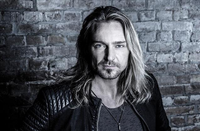 Oliver Thomas präsentiert uns heute sein neues Album, auf dem er Rock mit Schlager mischt. Oliver Thomas veröffentlicht heute sein neues Album „Ego“.
