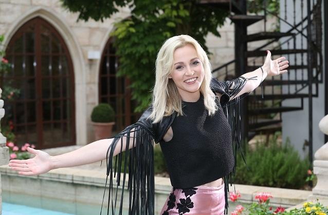 Melissa Naschenweng ist auch im TV ein gerngesehener Gast! Das Foto zeigt sie bei ihrem Auftritt bei „Immer wieder sonntags“ im Jahr 2016. Melissa Naschenweng veröffentlicht ihr neues Video zur Hit-Single „Braungebrannte Haut“ .
