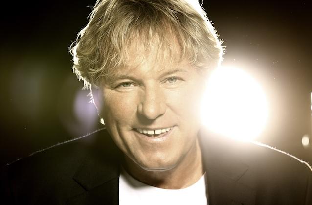"100 Millionen Volt" entwickelt sich gerade zum Radio-Hit. Bernhard Brink hat eine neue Single veröffentlicht.