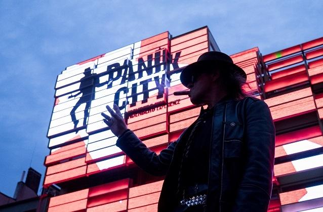 Mit seinem Panikorchester verbreitet Udo Lindenberg weniger Panik als Begeisterungsstürme. Udo Lindenberg vor seiner geplanten „Panik City“ in Hamburg.