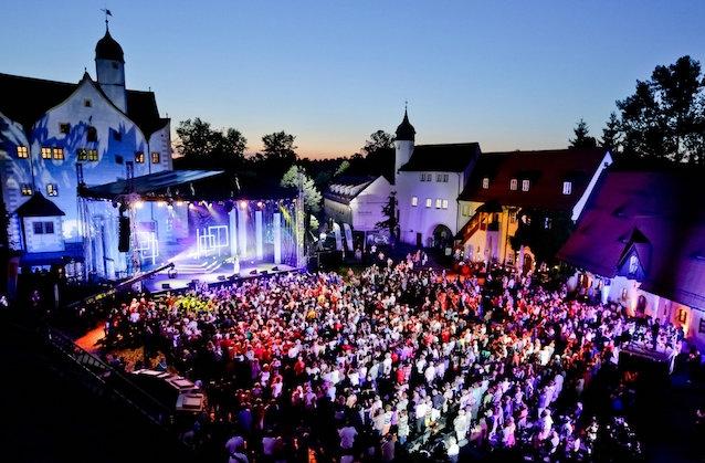 Vor dem Wasserschloss Klaffenbach in Chemnitz finden in jedem Jahr die „Schlager des Sommers“ statt.