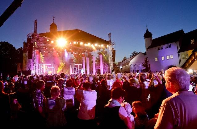 Zum fünften Mal finden die „Schlager des Sommers“ vor dem Wasserschloss Klaffenbach statt.