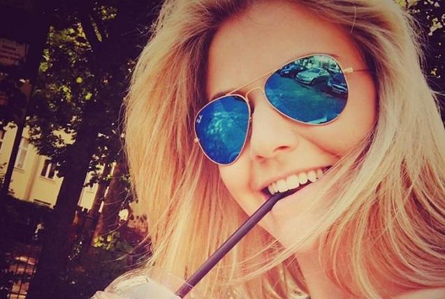 Sie lacht in die Kamera: Beatrice Egli mit Sonnenbrille. Beatrice Egli
