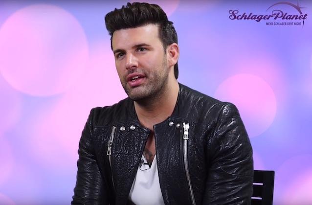 Mit seiner neuen Internet-Serie „Ich lebe Schlager“ auf Facebook, Instagram etc. zollt Jay Khan dem Schlager Tribut. Jay Khan im Interview.