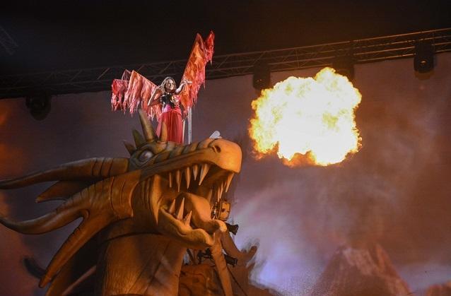 Eine tolle Idee: Andrea Berg zerlegt ihren Drachen und versteigert ihn für einen guten Zweck. Andrea Berg versteigert ihren Tour-Drachen in Einzelteilen.