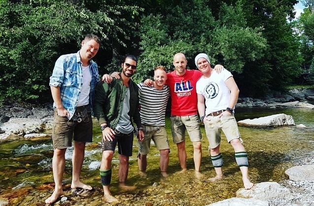 Das gute am Nacktbaden: Die Lederhose bleibt garantiert trocken! Voxxclub holten sich ihre Erfrischung gegen die Hitze im nächsten Fluss.
