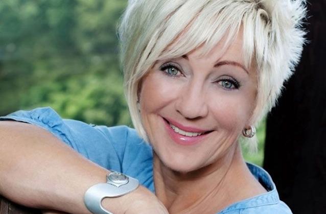 Bianca Graf ist mit ihrer neuen Single „Ich wünsch mir eine Welt“ am Start – flotter Rhythmus, ernste Botschaft. Bianca Graf, die Gräfin des deutschen Popschlagers.