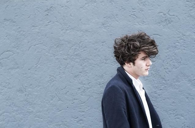 Der Schweizer reiht sich in die Tradition deutscher Liedermacher ein. Faber veröffentlicht sein Debüt-Album „Sei ein Faber im Wind“.