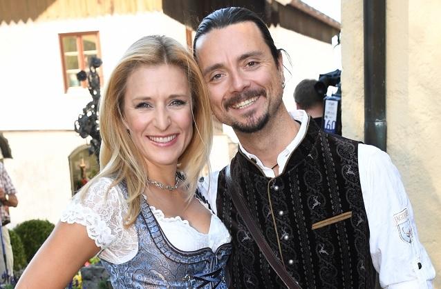 Das Video ist eine Premiere, denn zum ersten Mal veröffentlichen die beiden einen gemeinsamen Song. Stefanie Hertel und Ehemann Lanny Lanner klingen im Duett einfach traumhaft schön.