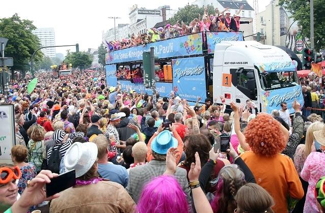 Wahnsinn: Beim größten Schlager-Festival Deutschlands versammeln sich jedes Jahr Tausende Schlager-Fans und feiern ausgelassen in Hamburg. Am 15. Juli ziehen beim Schlagermove wieder Tausende Schlager-Fans durch St. Pauli.