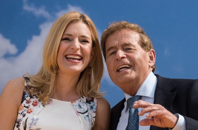 Der Apfel fällt nicht weit vom Stamm: Stefanie und Eberhard Hertel zeigen mit ihrem Duett einmal mehr wie gut sie harmonieren. Stefanie Hertel im Duett mit ihrem Papa Eberhard Hertel.