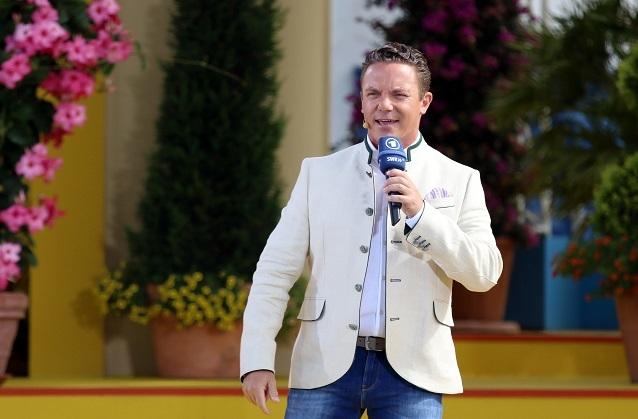 Stefan Mross ist einfach ein super Entertainer. Auch sein Charme macht „Immer wieder sonntags“ zu einem solchen Erfolg. Stefan Mross geht auch 2018 mit „Immer wieder sonntags – unterwegs“ auf Tour.