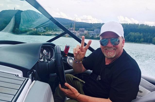 Da will man direkt mit einsteigen - eine tolle Idee den Sommer zu genießen. DJ Ötzi genoss den Sonntag mit einer Bootstour am Wörthersee.