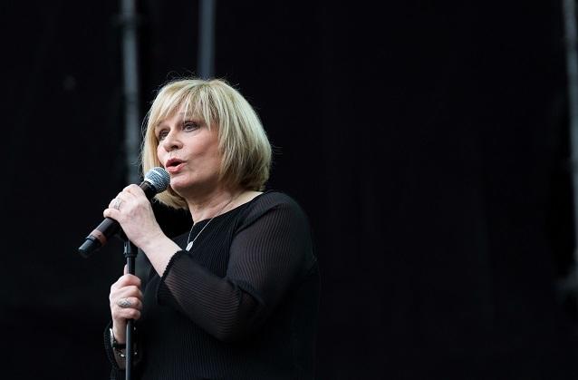 Dabei sollen die beiden bis zuletzt in stetem Kontakt zueinander gestanden haben. Mary Roos wurde offenbar von Gunter Gabriels Beerdigung ausgeladen.