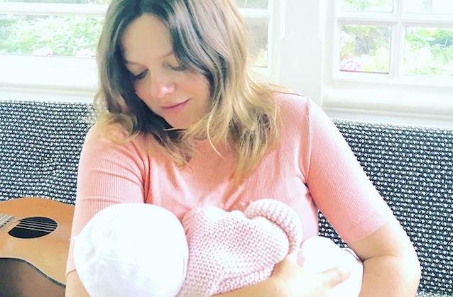 Annett Louisans Töchterchen Emmylou Rose kam am 25. Juli 2017 zur Welt. Annett Louisan und ihr Töchterchen Emmylou Rose.